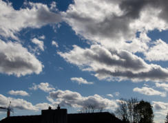 Himmel am 25.10.2022 um 13:00 MESZ über München Moosach